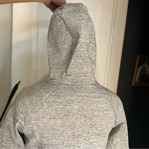 Lululemon • Going Places Hooded Jacket
Heathered Space Dyed Medium Grey size 2 - Picture 11 of 16